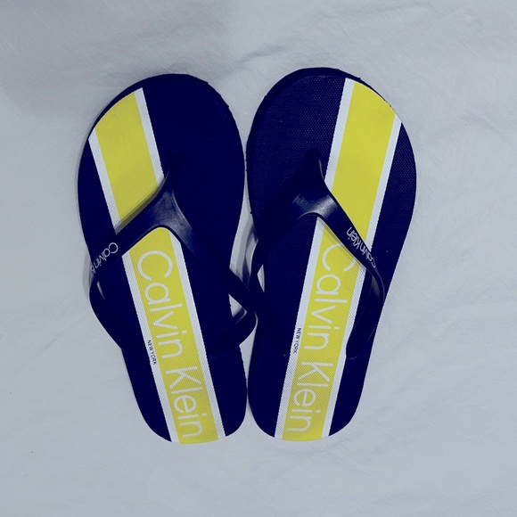 New Calvin Klein Flip Flops Sz 7 - Picture 1 of 3